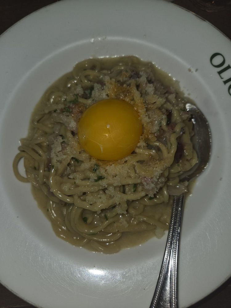 Spaghetti alla Carbonara at Olio e Più