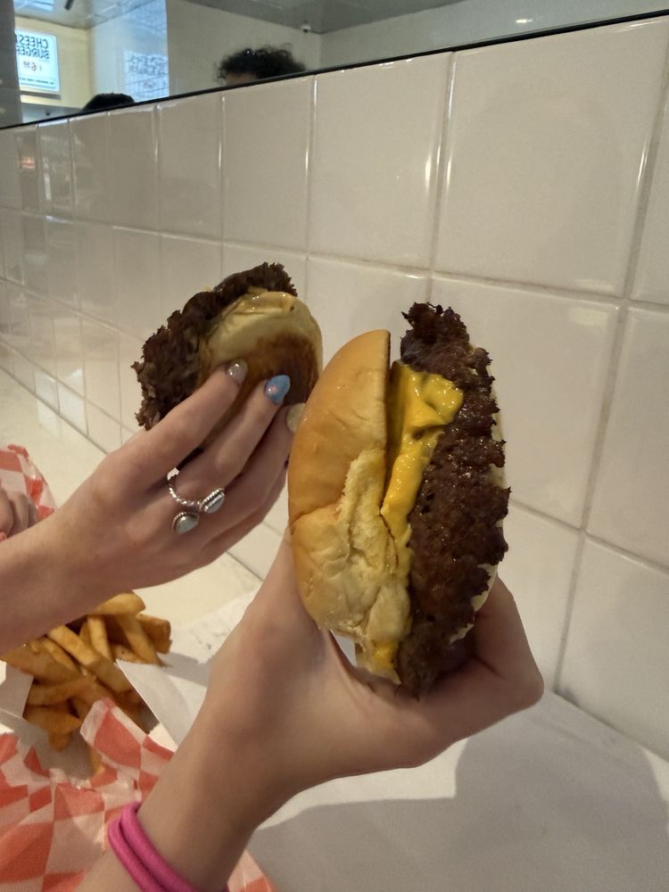 Cheeseburger at 7th Street Burger