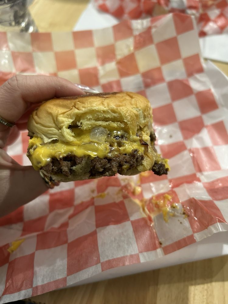 Cheeseburger at 7th Street Burger